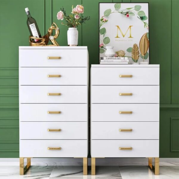 Commode moderne blanche avec pieds dorés et tiroirs