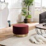Un Pouf Rond 55X55Cm en Velours et Ceinture Dorée idéal pour ajouter une touche de sophistication à votre salon